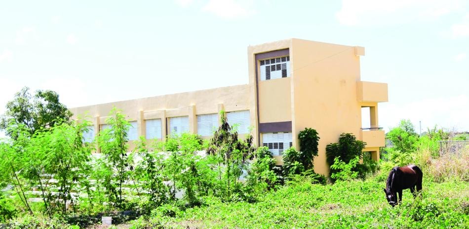 Liceo de Villa Mella sigue inconcluso a un mes del año escolar y vecinos reclaman respuestas