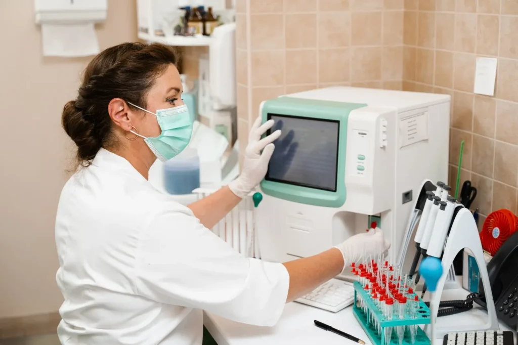 Informe de The Lancet expone brechas en atención hematológica femenina y refuerza la presión; por resultados en salud