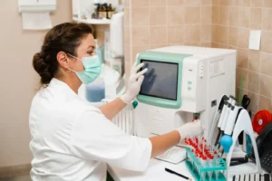 Informe de The Lancet expone brechas en atención hematológica femenina y refuerza la presión; por resultados en salud