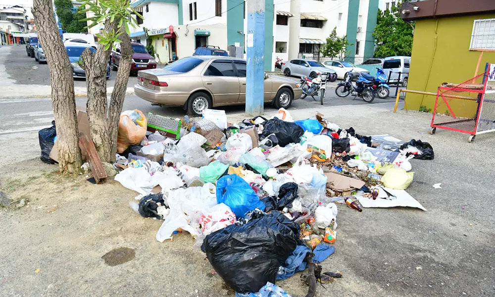 Vecinos de Santiago Oeste alertan por vertederos improvisados y riesgo sanitario