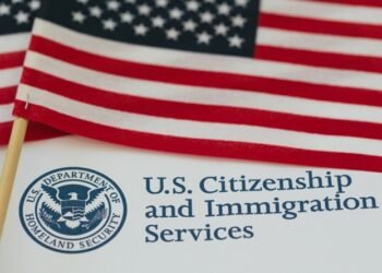 USCIS detecta una orden federal y detiene a un dominicano en pleno trámite de ciudadanía