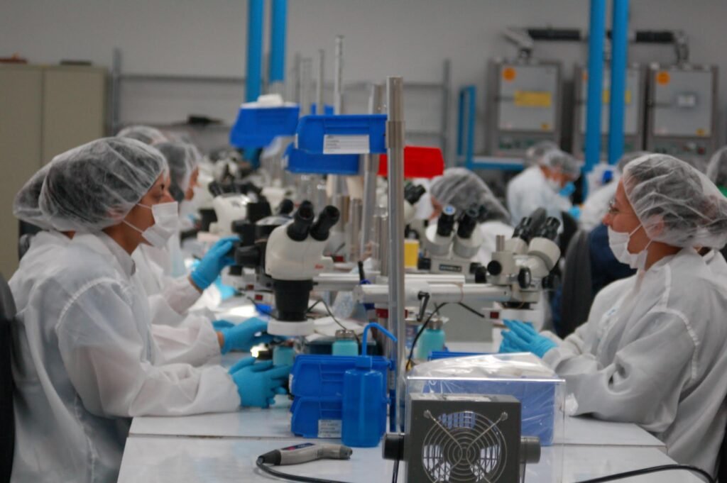 Las zonas francas dominicanas elevan la complejidad en dispositivos médicos, pero Szabó pide no depender de un solo sector