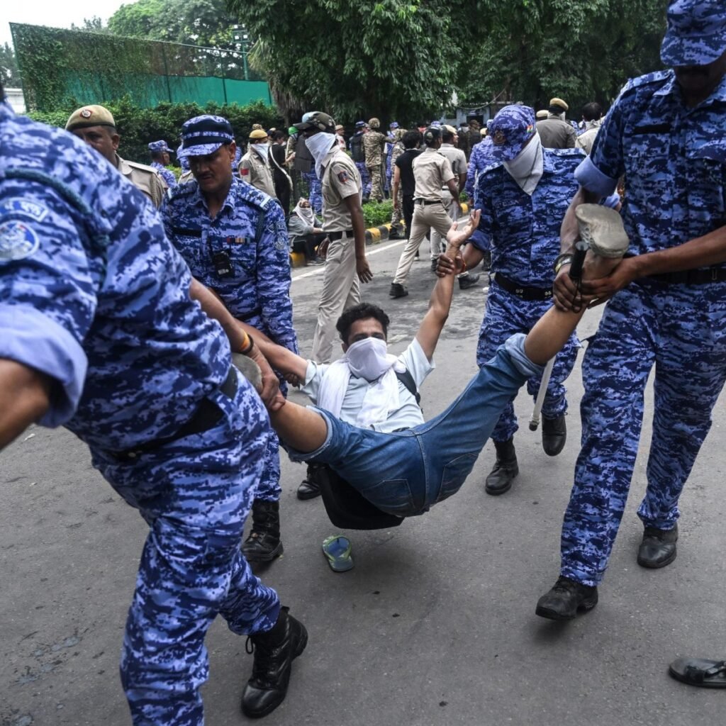 Miles protestan en Nueva Delhi por los exámenes y la policía responde con una dispersión que aumenta la presión sobre el gobierno