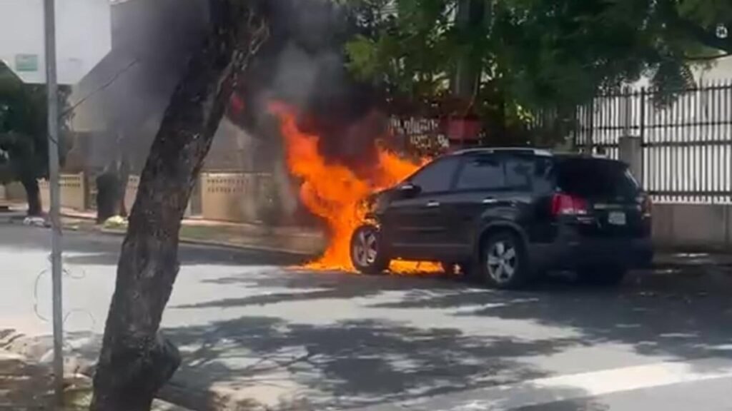 Arde una yipeta en Gazcue, a metros del Palacio Nacional, sin versión oficial del hecho