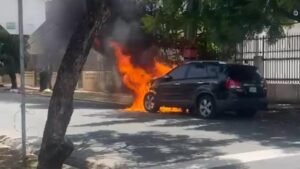 Arde una yipeta en Gazcue, a metros del Palacio Nacional, sin versión oficial del hecho