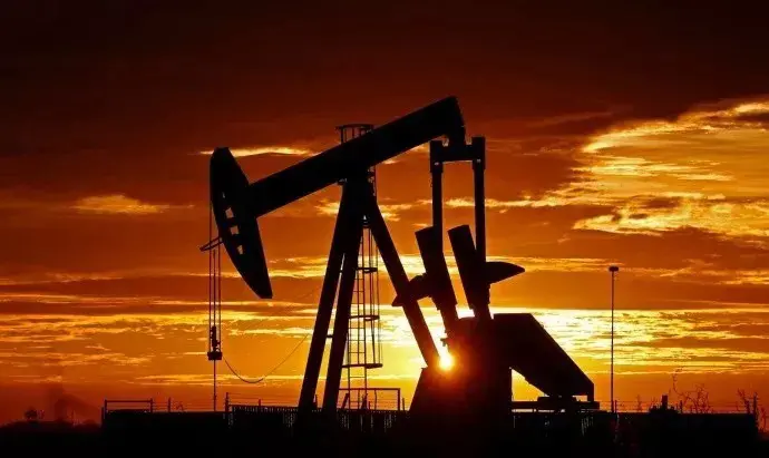 El petróleo vuelve a ceder y aumenta la presión para que el alivio llegue a la economía real