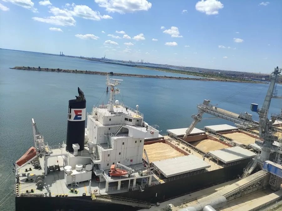 Al menos diez marinos mueren en un ataque ruso contra un carguero con grano en el mar Negro