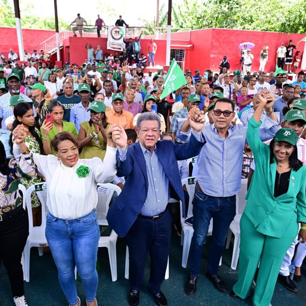 Vicealcaldesa de Los Alcarrizos rompe con el PRM y se suma a la Fuerza del Pueblo con más de 300 dirigentes