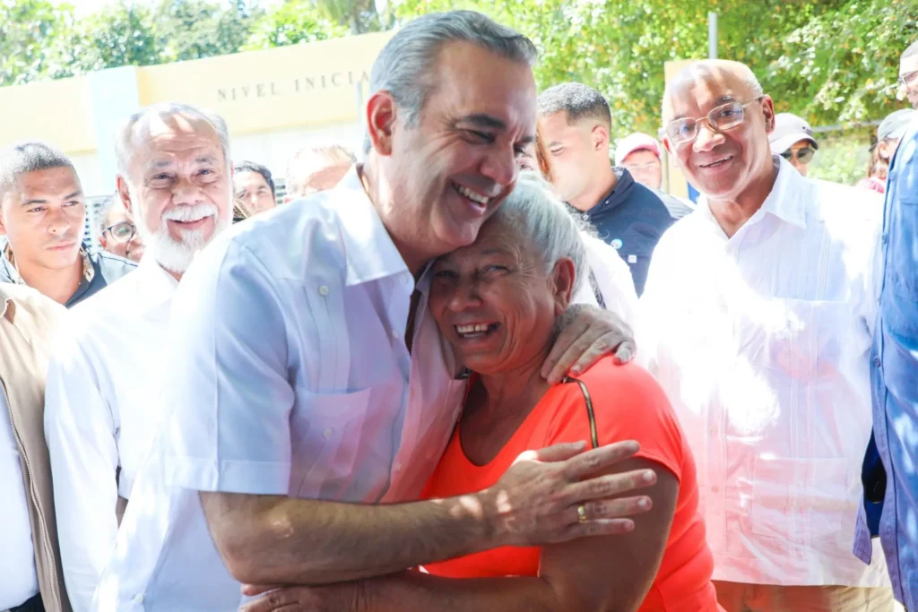 Abinader lleva a San Juan una jornada de inauguraciones y lanzamientos con la mira en los resultados