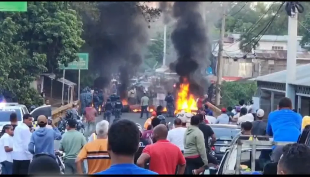 Bloquean la Duarte y protestan por Carolay Taveras ante la falta de arresto del señalado
