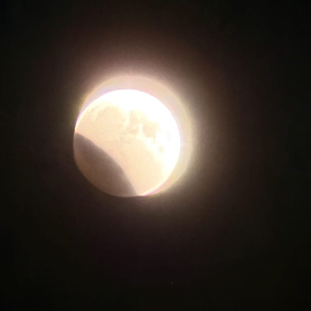 El eclipse lunar dominó la noche en República Dominicana y el debate volvió a girar hacia lo visible