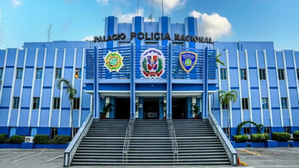 Recuperan arma robada en Barahona y ocupan 298 frascos de ron y cigarrillos en Pedernales, en medio de nuevas señales de control tardío
