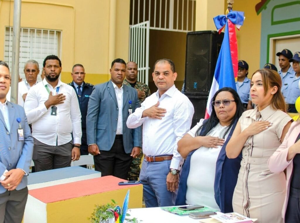 Valverde inicia el año escolar con llamado a mejorar las aulas y sostener la asistencia estudiantil
