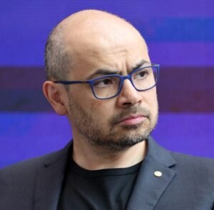 Google mueve su cúpula de IA y refuerza el peso de Demis Hassabis en Alphabet