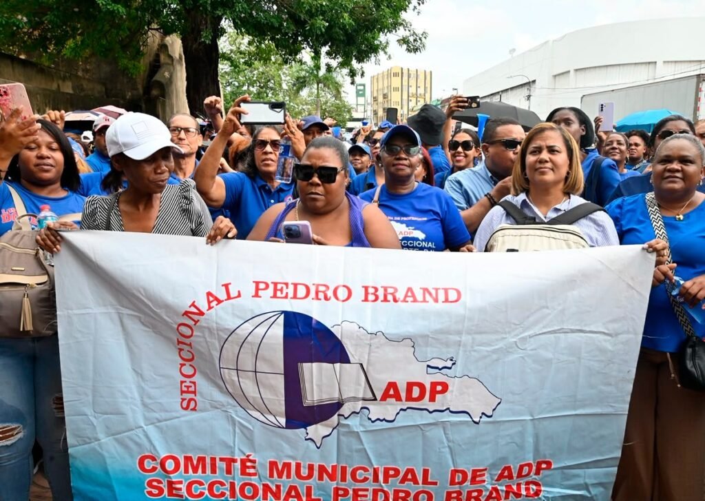 ADP denuncia aulas sin condiciones y cupos pendientes en jornada de protesta en el Parque Independencia