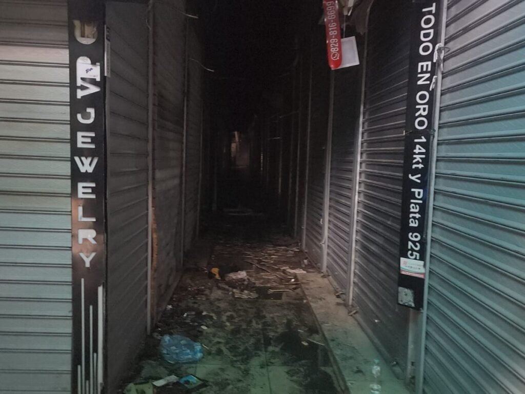 Un incendio en el Mercado Modelo de Santiago afecta unos 20 locales y mantiene abiertas las dudas sobre su origen