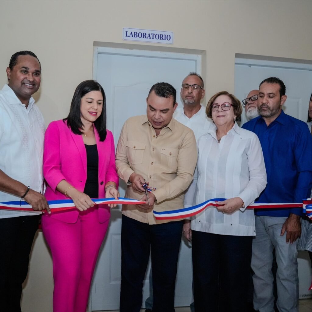 Nuevos laboratorios del SNS arrancan en Salcedo y San Francisco de Macorís, con pendientes aún visibles en primer nivel