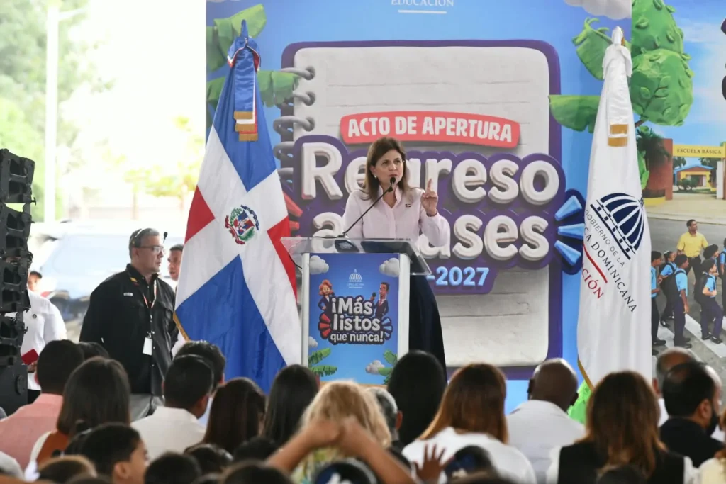 Peña inaugura el año escolar en Santiago, entre quejas por planteles que no abrieron y promesa de revisión
