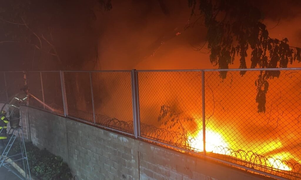 Incendio en La Herradura es sofocado tras operativo de bomberos y apoyo privado
