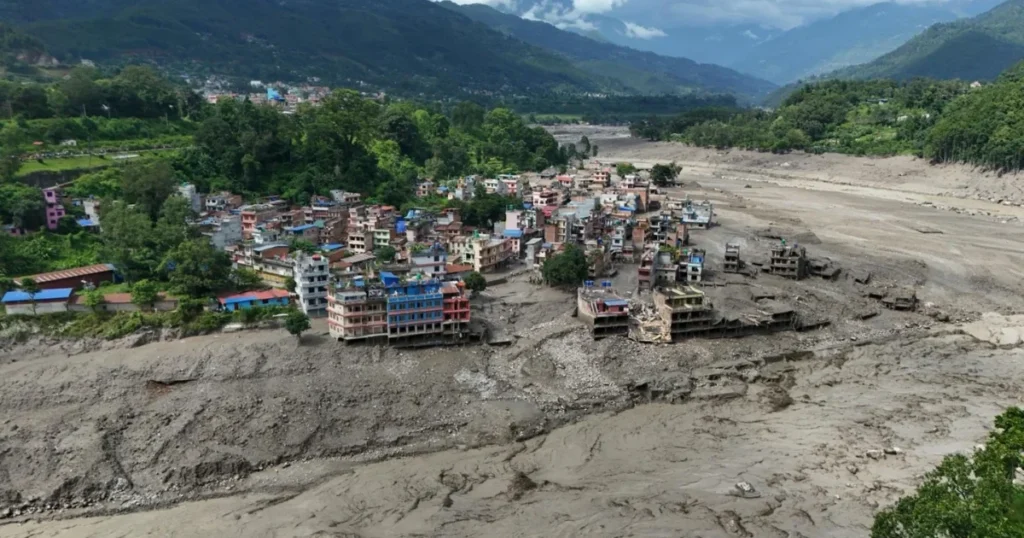Nepal mantiene 157 muertos y 484 turistas desaparecidos tras las inundaciones de Rasuwa