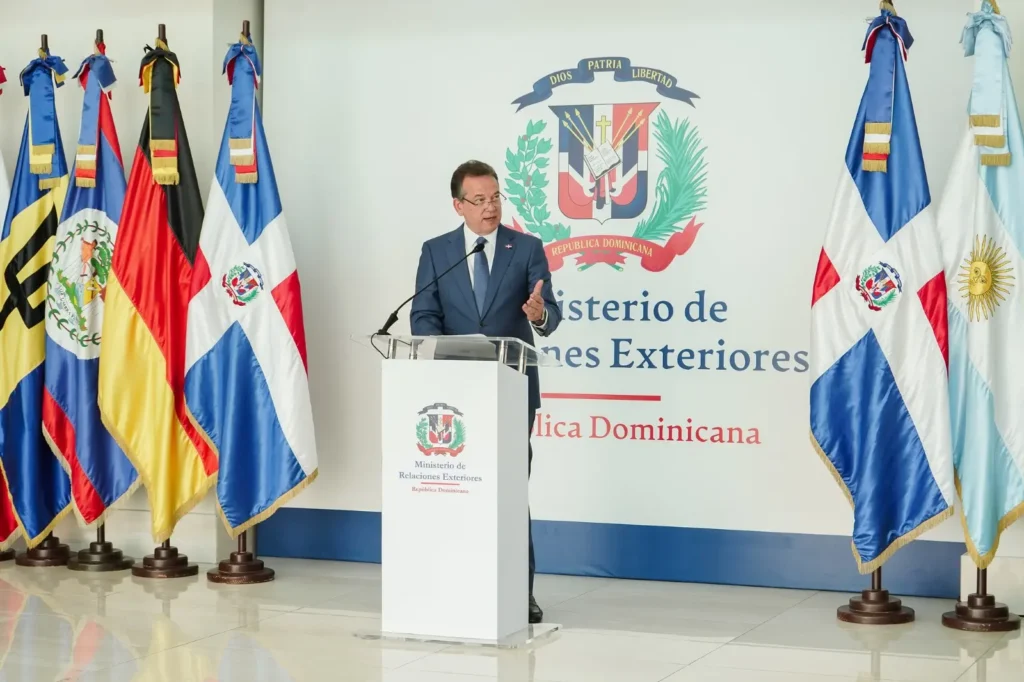 Bisonó marca una nueva etapa en Cancillería con la promesa de modernizar la gestión