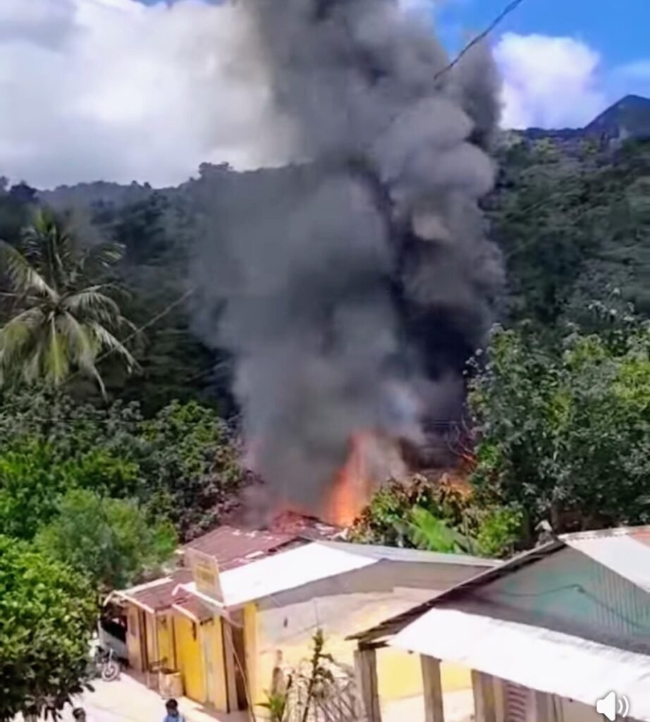 Fuego destruye una casa en Yásica Arriba y deja a una familia sin bienes