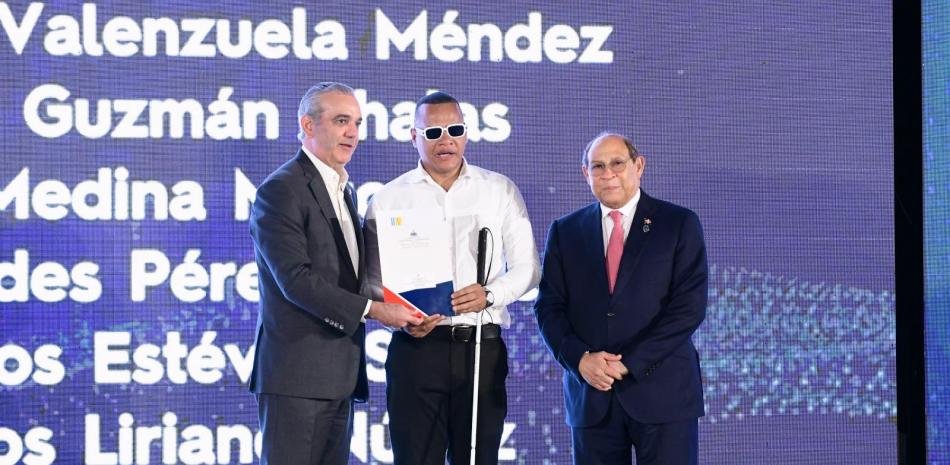 Abinader encabeza entrega de 1,500 becas y relanza discurso educativo bajo exigencia de resultados