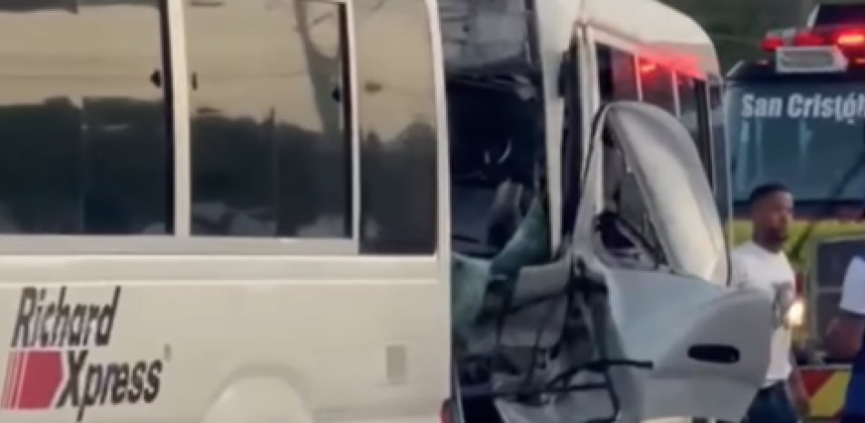 Dos autobuses de Richard Express chocan en la 6 de Noviembre y dejan un taponamiento en San Cristóbal