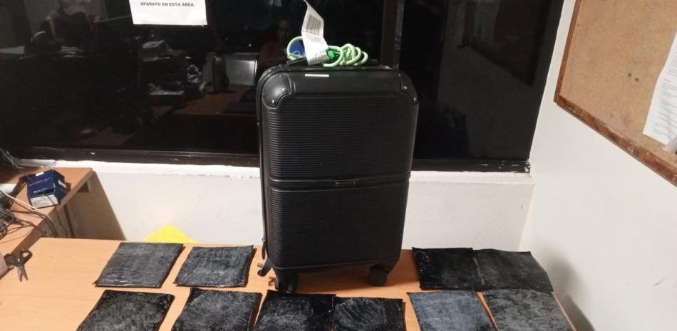 Detienen en AILA a una dominicana que llevaba presunta droga en jeans rumbo a España