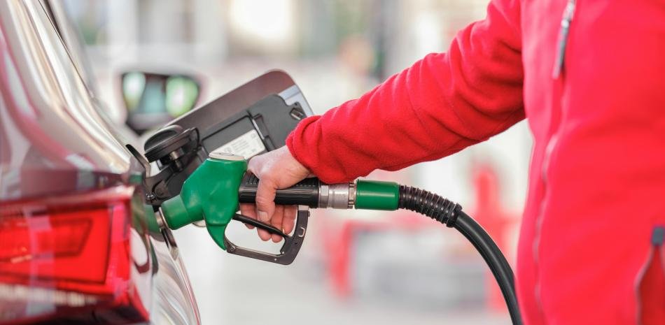 Suben nueve y cinco pesos las gasolinas y el gasoil y crece el rechazo por el costo de vida