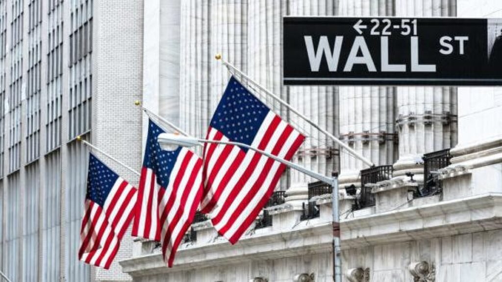 Wall Street cierra al alza mientras ceden los bonos y sigue la presión por Irán