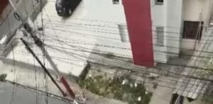 Grave caída de una estudiante en Santiago Oeste deja sin aclarar cómo llegó al edificio