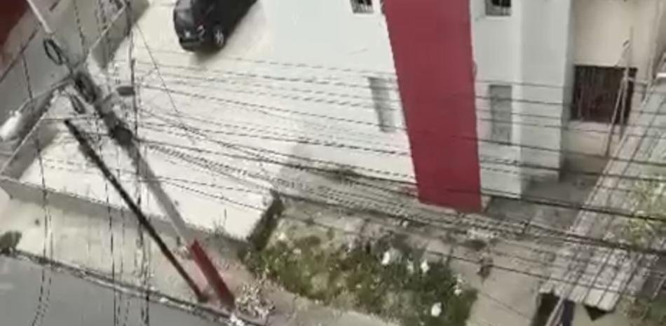 Grave caída de una estudiante en Santiago Oeste deja sin aclarar cómo llegó al edificio
