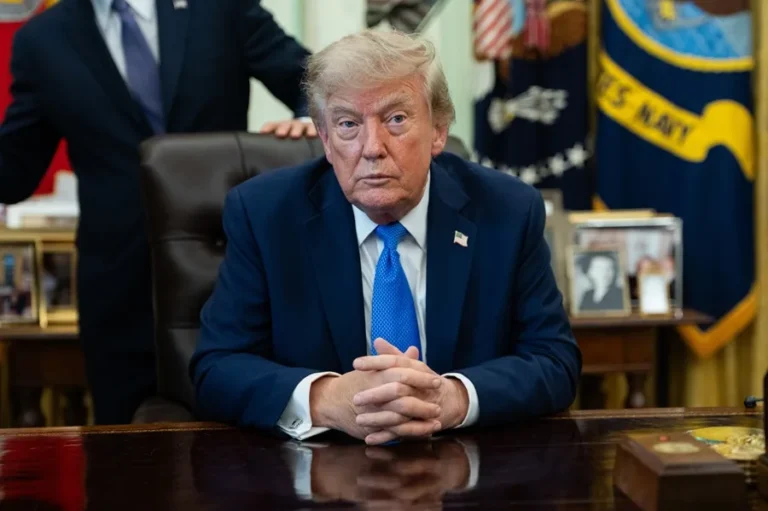 Trump propone otro nombre para la IA mientras veta a CNN, MS NOW y Politico en la Casa Blanca