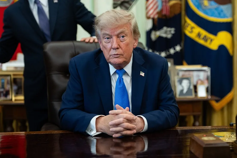 Trump propone otro nombre para la IA mientras veta a CNN, MS NOW y Politico en la Casa Blanca