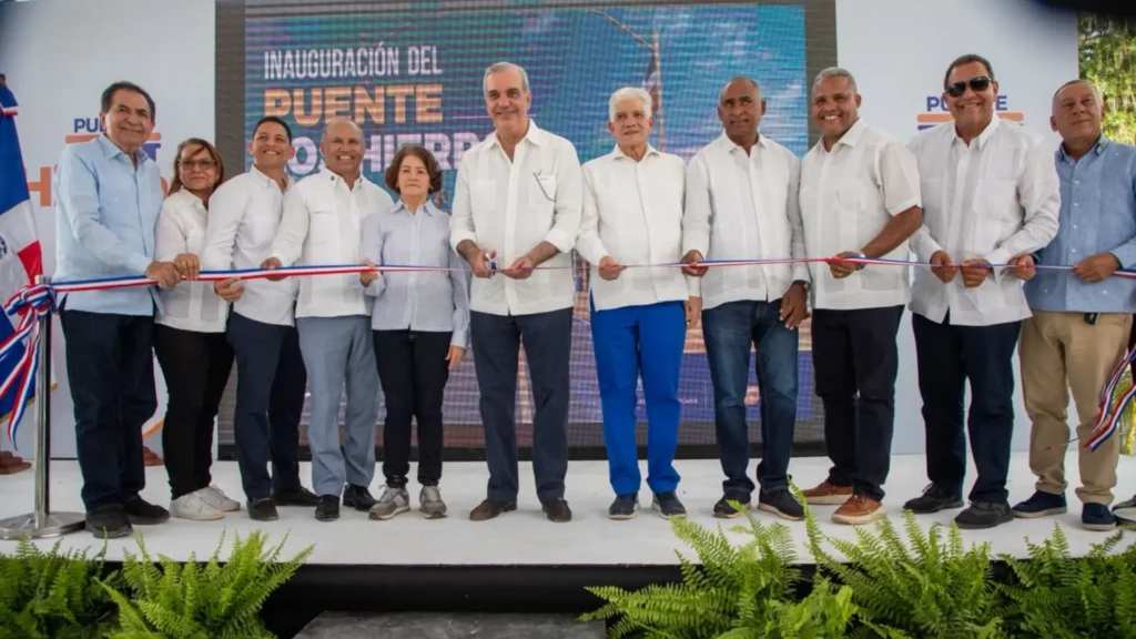 Abinader estrena el puente Los Hierros en Baní y reconoce la vieja dependencia de un solo paso