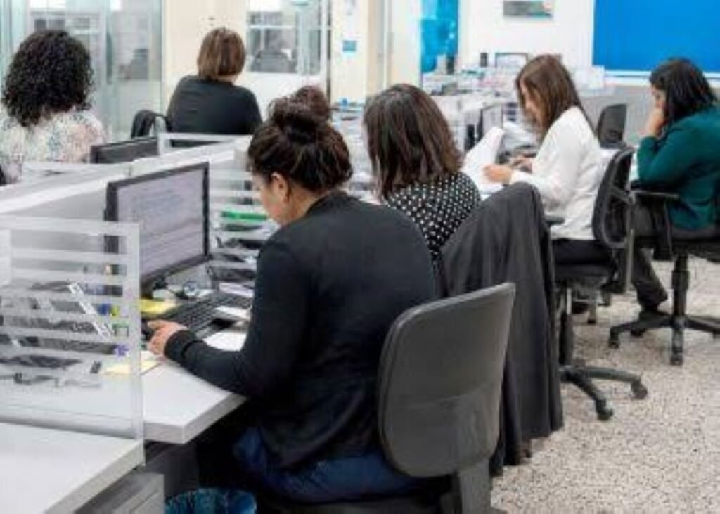 Brecha salarial cambia según el sector: el Estado paga 15% más a mujeres mientras el privado mantiene ventaja masculina