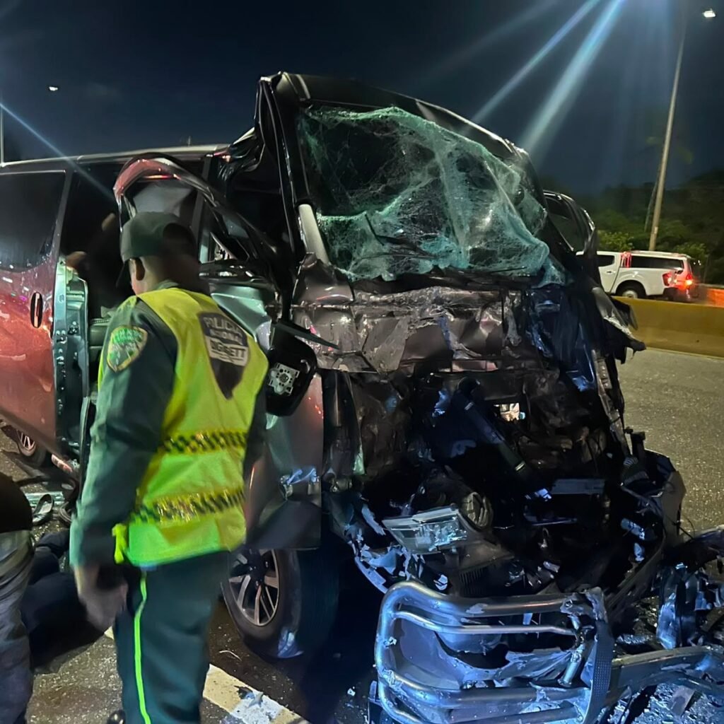 Cuatro heridos tras un choque entre un minibús y una patana en la Autopista Las Américas