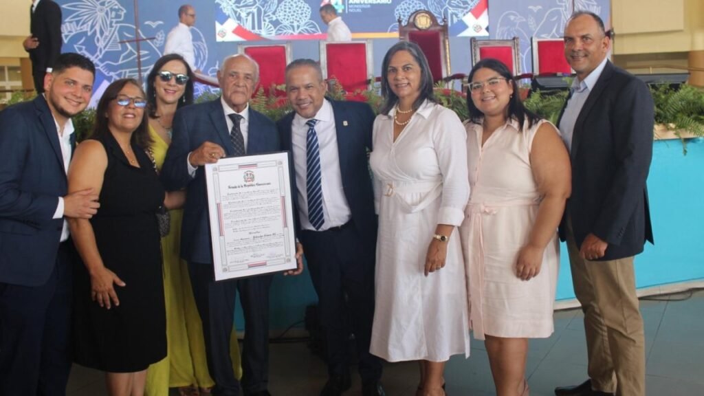 El Senado lleva su sesión a Bonao entre homenajes y reconocimientos, mientras queda pendiente explicar el alcance real de lo aprobado