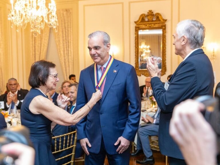 Abinader exhibe premio en Nueva York y vuelve a defender su legado con promesas de institucionalidad