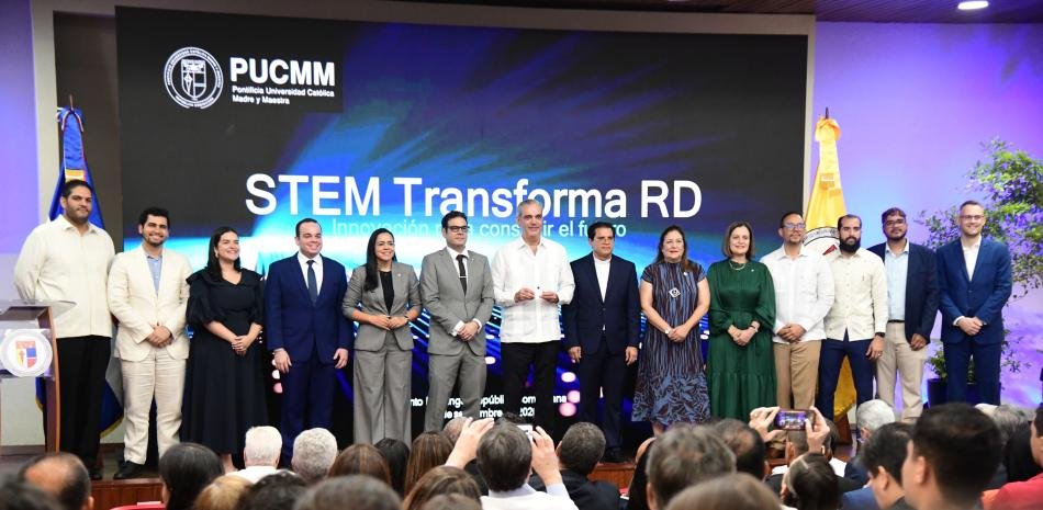 PUCMM muestra su primer microchip universitario y Abinader lo enlaza con la agenda oficial de semiconductores