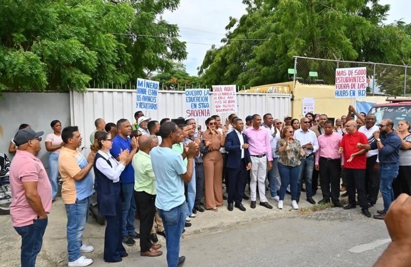 FP reclama emergencia educativa en Santiago por escuelas paralizadas y aulas llenas
