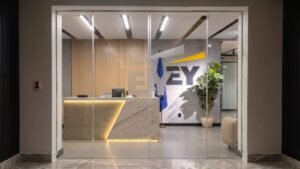 Traslado de EY al WTC reactiva el contraste entre discurso de inversión y exigencia de resultados verificables
